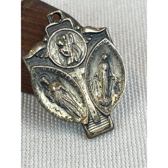 Vintage Catholic Religious Medal Pendant Protect Us Have Mercy On Us - Picture 6 of 6